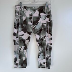 Athleta Women's Ultimate Stash II Capri Legging Size L Yoga Fitness